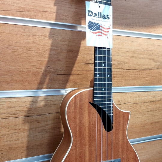Đàn ukulele Dallas dáng khuyết