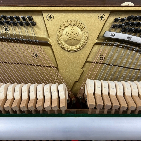 Piano Yamaha MC204 Walnut
