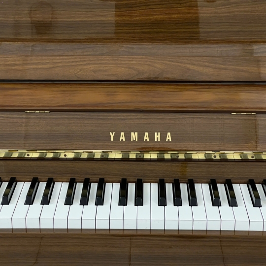 Piano Yamaha MC204 Walnut